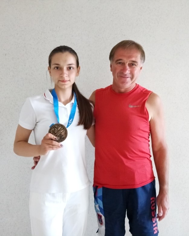 На фото с медалью – Семьянова Дарья 